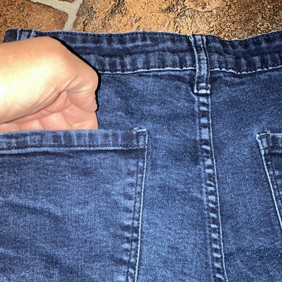 Forever 21 jeans size 27 (like size 5) in EUC - Picture 4 of 5